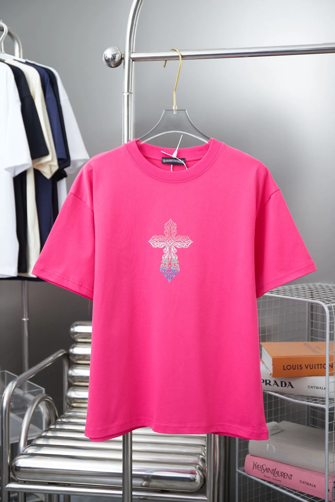 🅿️210 Ch*ome Hearte CH 25SS early spring new model, silicone printed hot diamond short sleeves, light luxury, essential item for daily commuting for men and women, correct version, welcome to compare, detailed features · 320g 100% pure cotton double yarn jersey fabric · Custom dyed in the same vat, special thickened 32 count double strand 1X1 thread · Digital direct printing cross✝️➕Imported Australian matte pearlescent diamonds➕Three-dimensional silicone heart pattern · Double-needle stitching across seams · Original main mark washed tag brand moisture-proof paper packaging Color: Black/White/Blue/Rose Size: S/M/L/XL